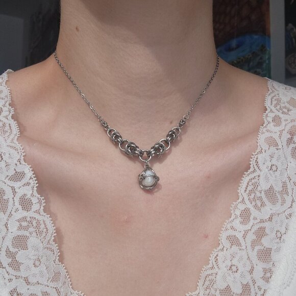 White pearl chainmaille choker necklace with a small silver chain - Picture 9 of 9